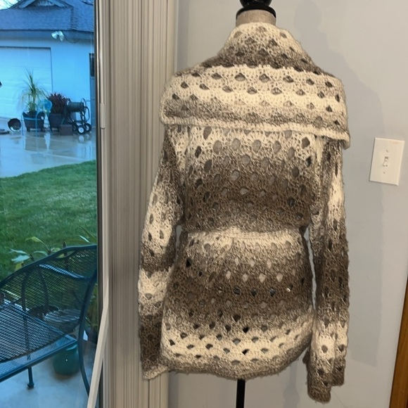 Handmade crochet cardigan w/exaggerated collar.  Light brown w/balloon sleeves - Picture 5 of 5